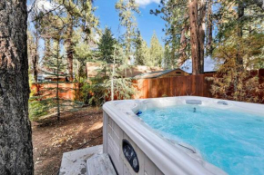 Bear Paw Cottage~ Hot Tub~ Resort Base Camp Cottage~